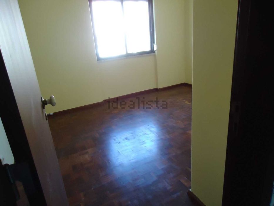 Moradia Duplex T4 em Condomínio Fechado com Pátio e Garagem no Cacém