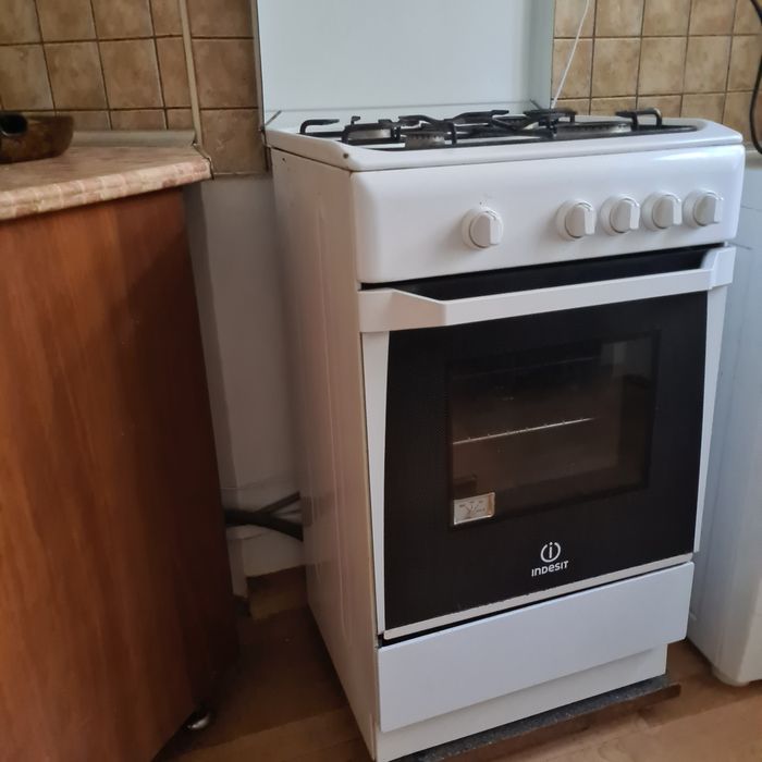 Продаю надійну газову плиту Indesit CIS6G2(W)UA (Італія). б/у