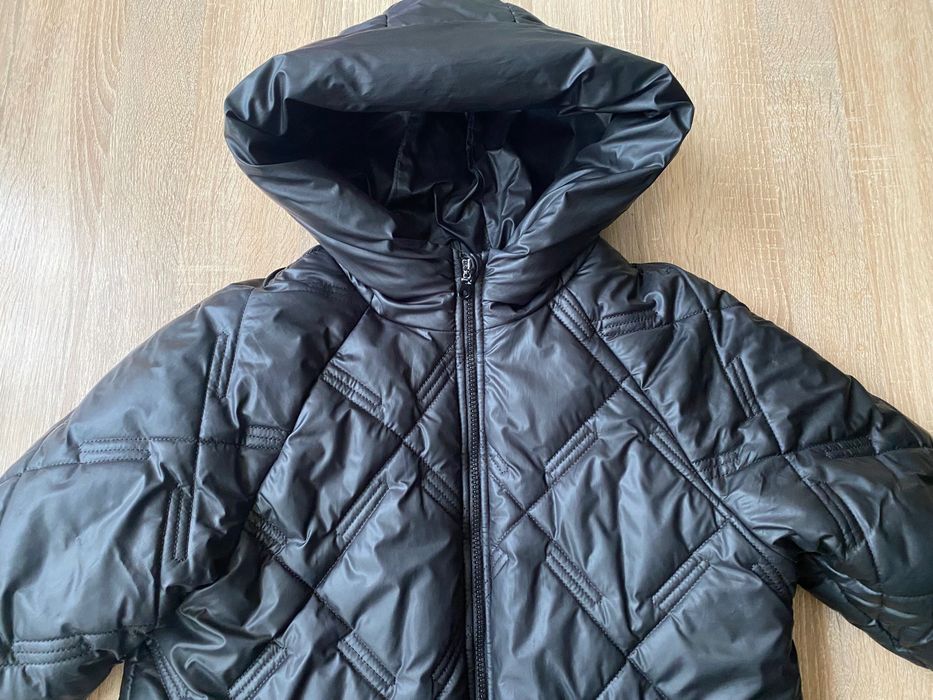 Зимова тепла куртка на дівчинку.