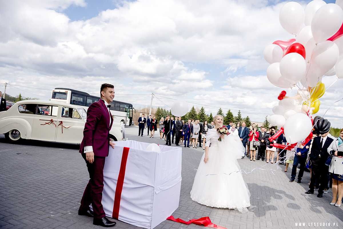 Wypuszczanie balonów z helem z pudła niespodzianki ślub wesele