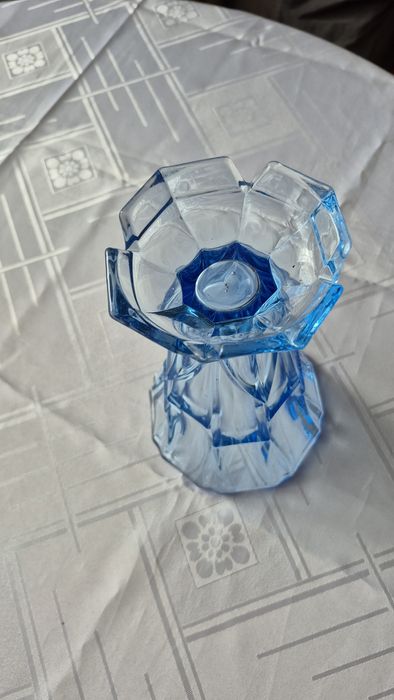Stary jasnoniebieski wazon Art Deco z lat 20/30 XX wieku.
