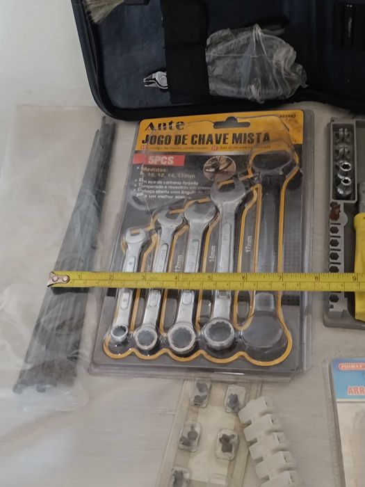 Conjunto de várias ferramentas e acessórios