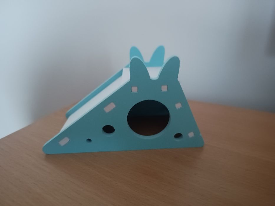 Domek dla chomika dżungarskiego że zjeżdżalnią