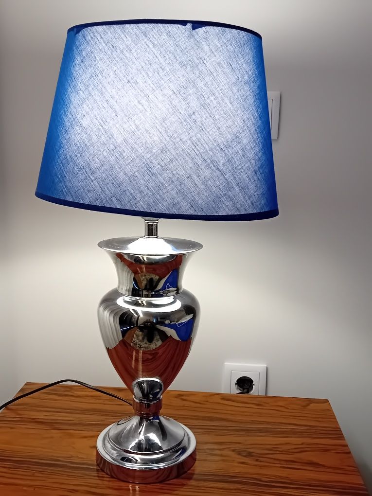 Candeeiro de mesa prateado