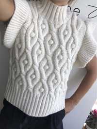 Beżowy sweter kamizelka