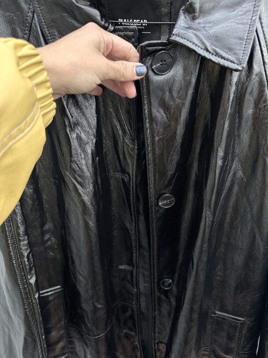 Casaco comprido / gabardine vinil preto