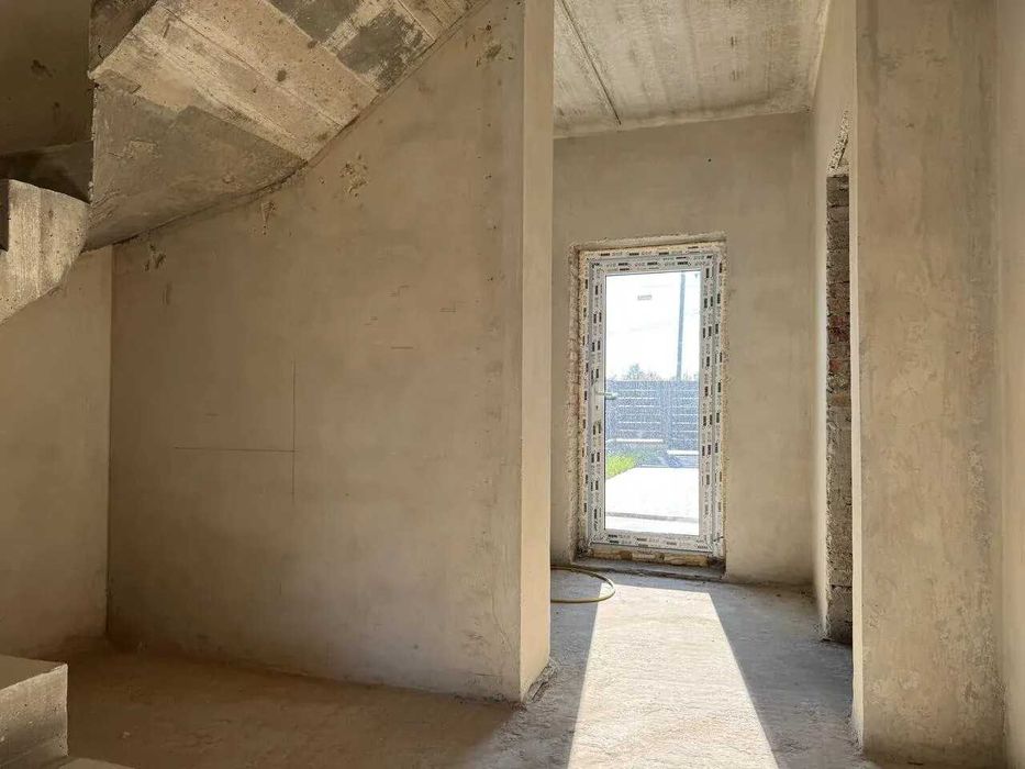 Сучасний дуплекс з великою ділянкою