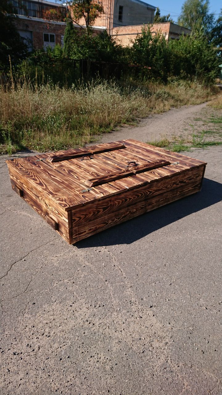 Дитяча дерев'яна пісочниця