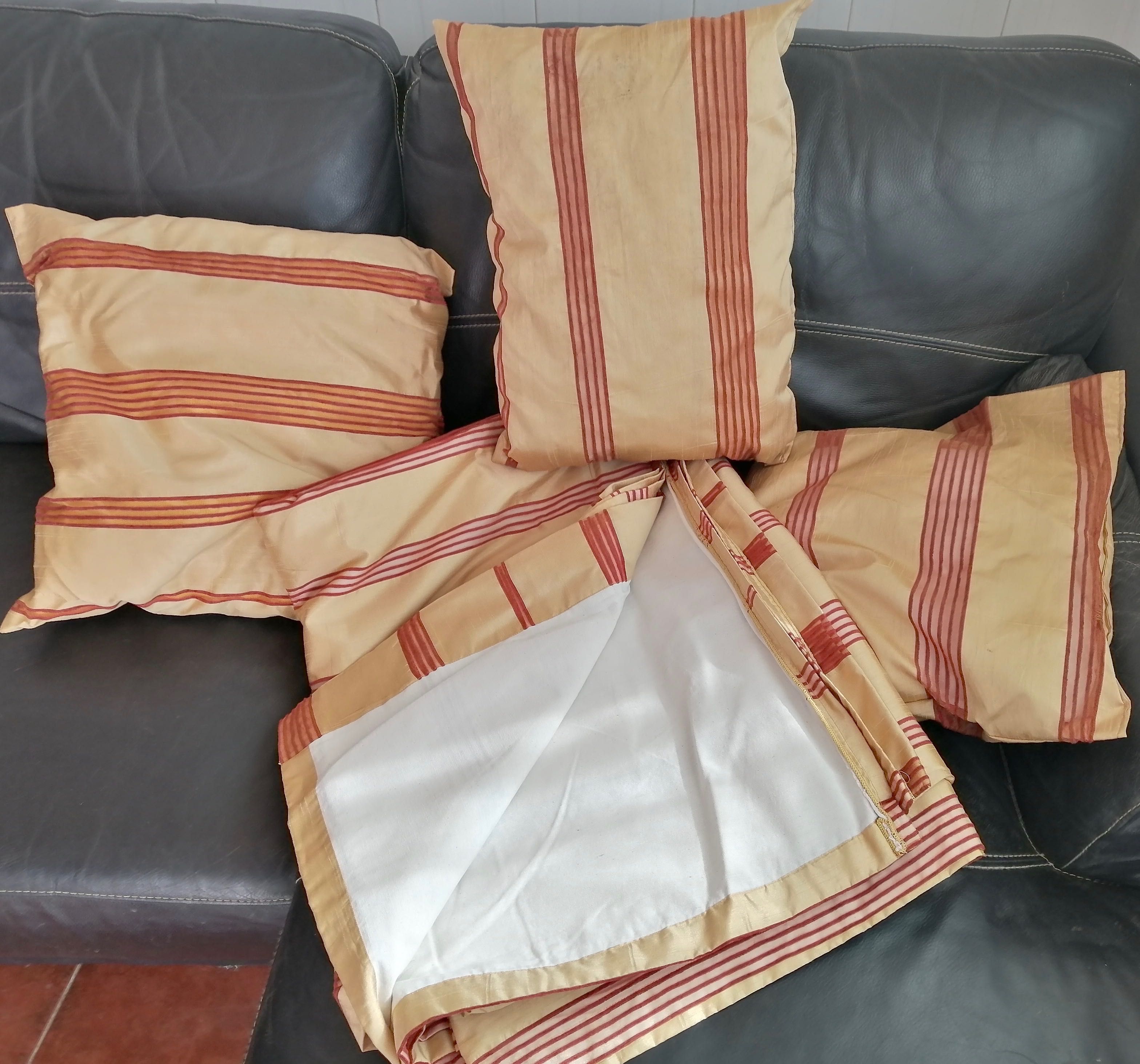 cortinado de seda ,forrado 250 x 270 , com 3 almofadas