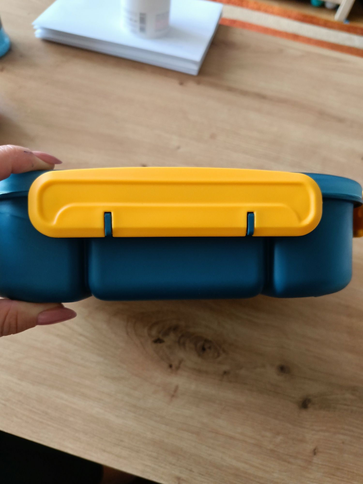 Szczelny pojemnik śniadaniówka bento box 1.8l z widelcem