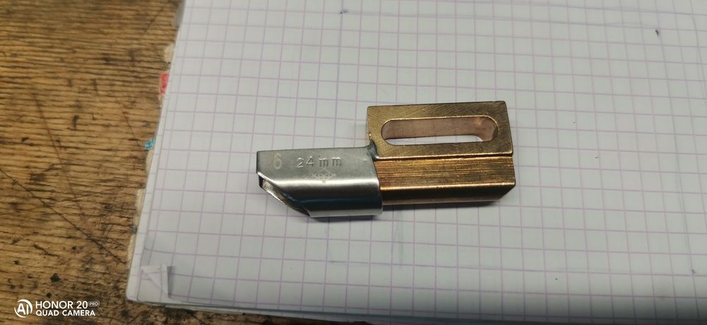 Lampwnik,piastunek do maszyn ciężkiego szycia 24mm -12mm