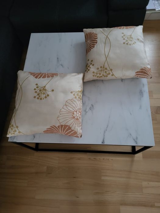 Beżowy poduszki z kwiatowym wzorem 40x40