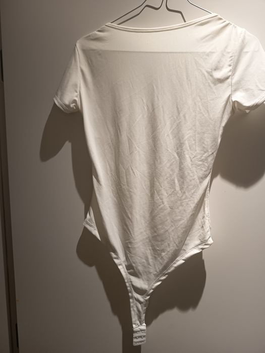 Vendo body branco M feminino com fecho,novo