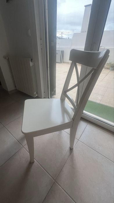 4 cadeiras brancas em madeira