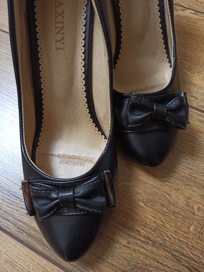 Жіночі туфлі нарядні, чорні на шпильці