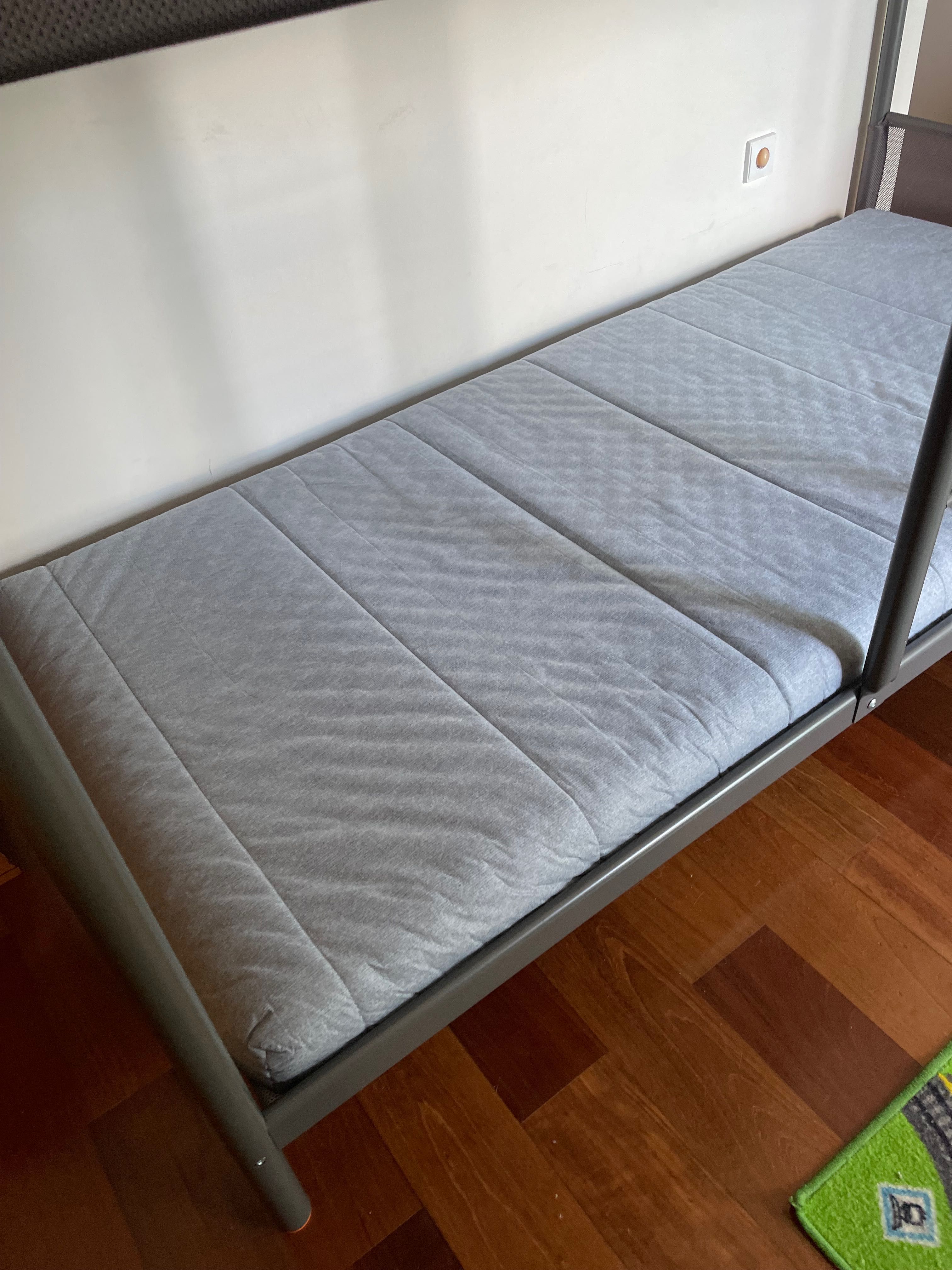 Beliche infantil com colchões
