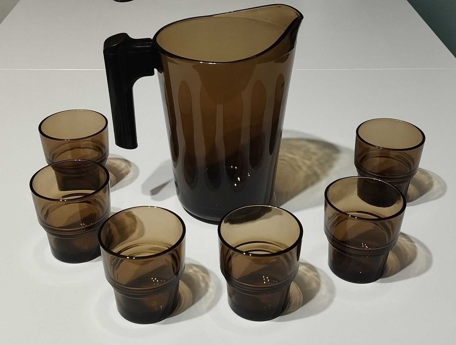 Dzbanek ciemne szkło Vereco + małe szklanki Vereco 6 szt