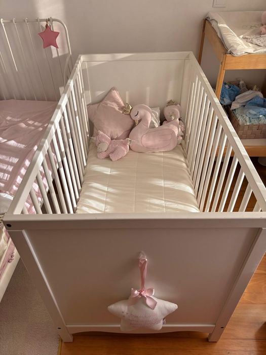 Berço IKEA com estrado e colchão.