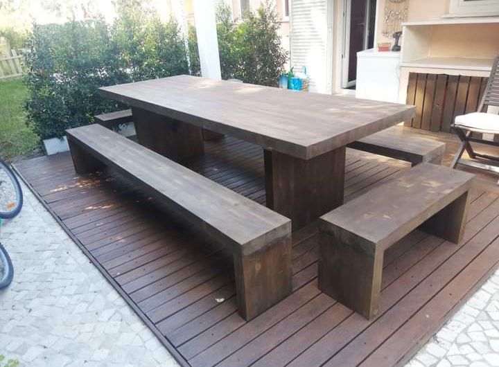 Mesa e bancos em madeira maciça