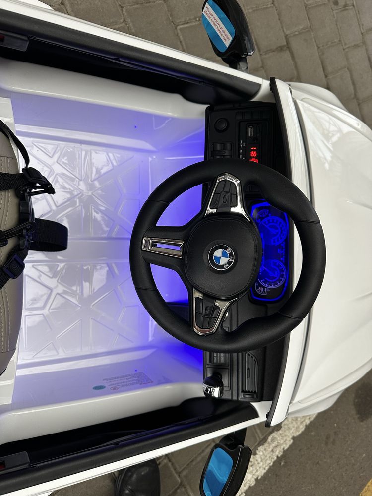 Десткий электромобиль BMW с пультом управления