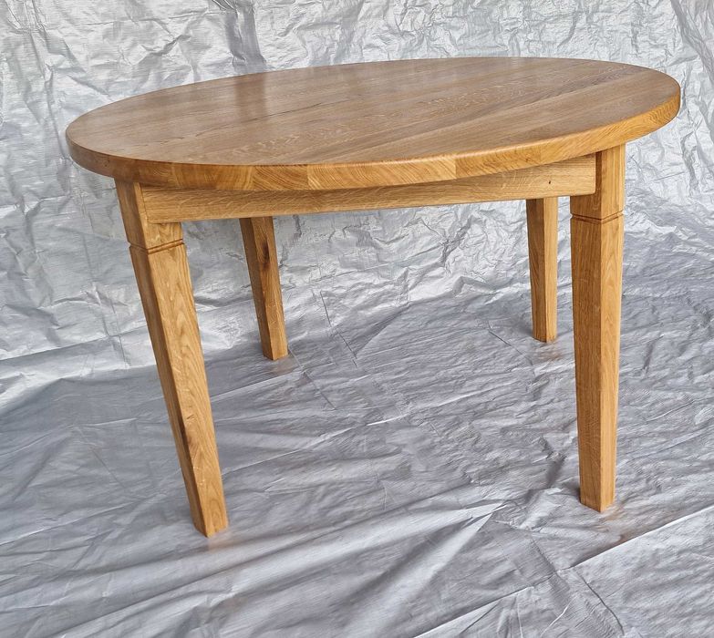 Piękny stół dębowy z litego drewna.