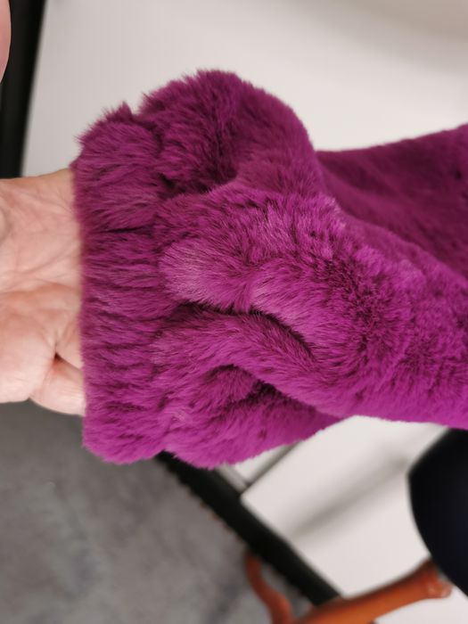 Cudowne amarantowe krótkie lekkie futerko z kapturem M