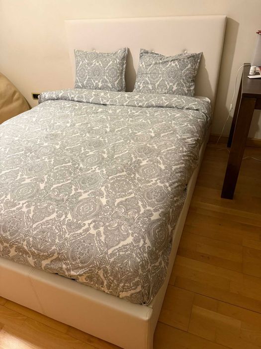 Vendo cama com estrado e colchão, como novos