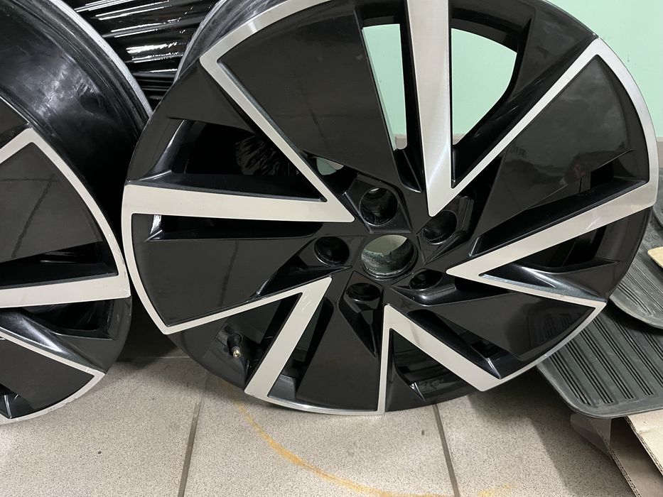 Диски оригінал R18 5/112