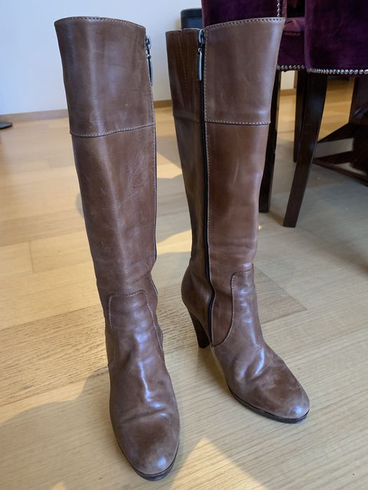 Botas castanhas de pele