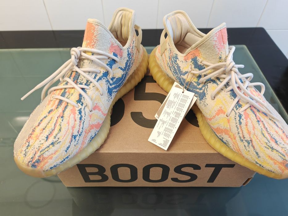 Tênis yeezy 350 boost.