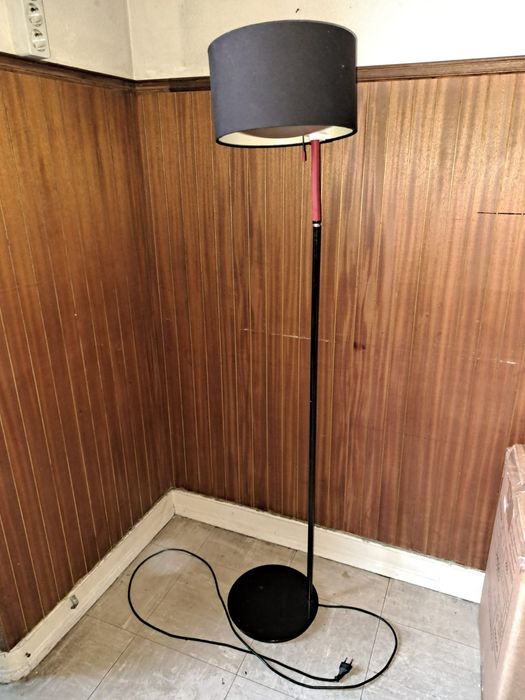 Candeeiro alto com estrutura em metal