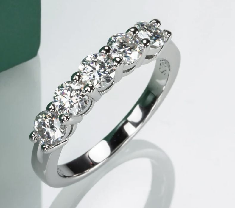 Ювелірні прикраси с муасанітами