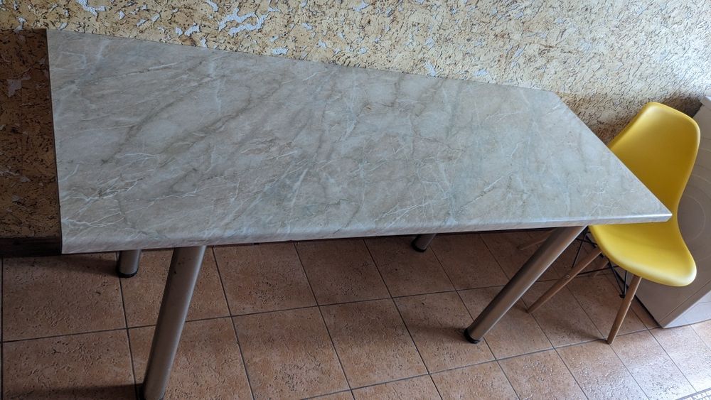 Продам стіл кухонний 60х160см. на металевих ніжках, жовті стільці