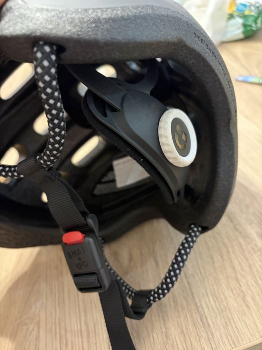 Kask Woom S 50–53 cm czarny – używany, uszkodzony daszek