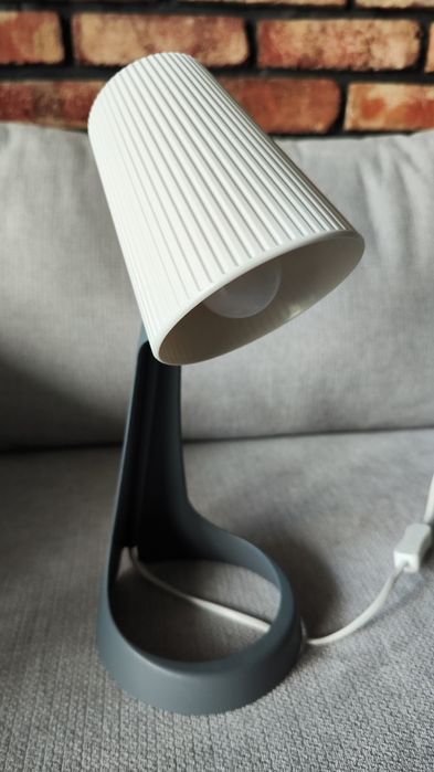 IKEA SVALLET – lampka biurkowa szaro-biała, idealna do pracy/nauki