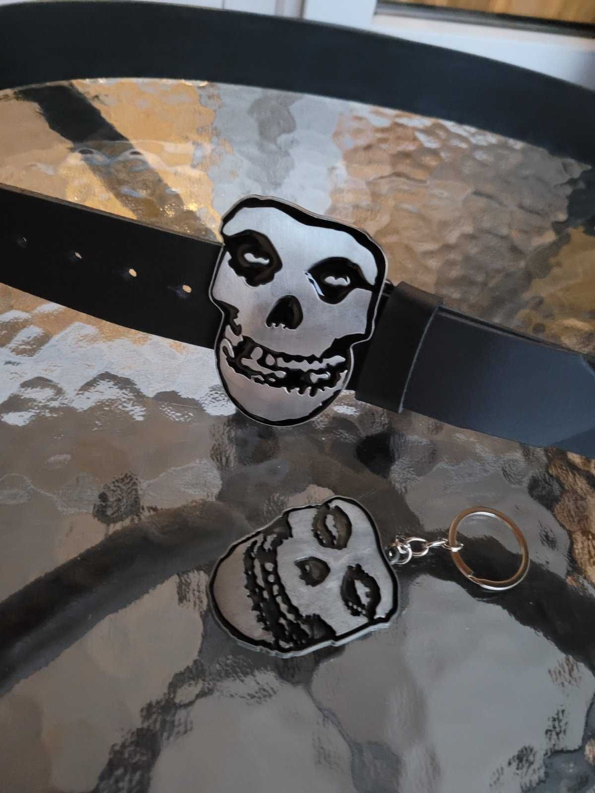 Zestaw czarny męski skórzany pasek + brelok ręcznie robiony Misfits