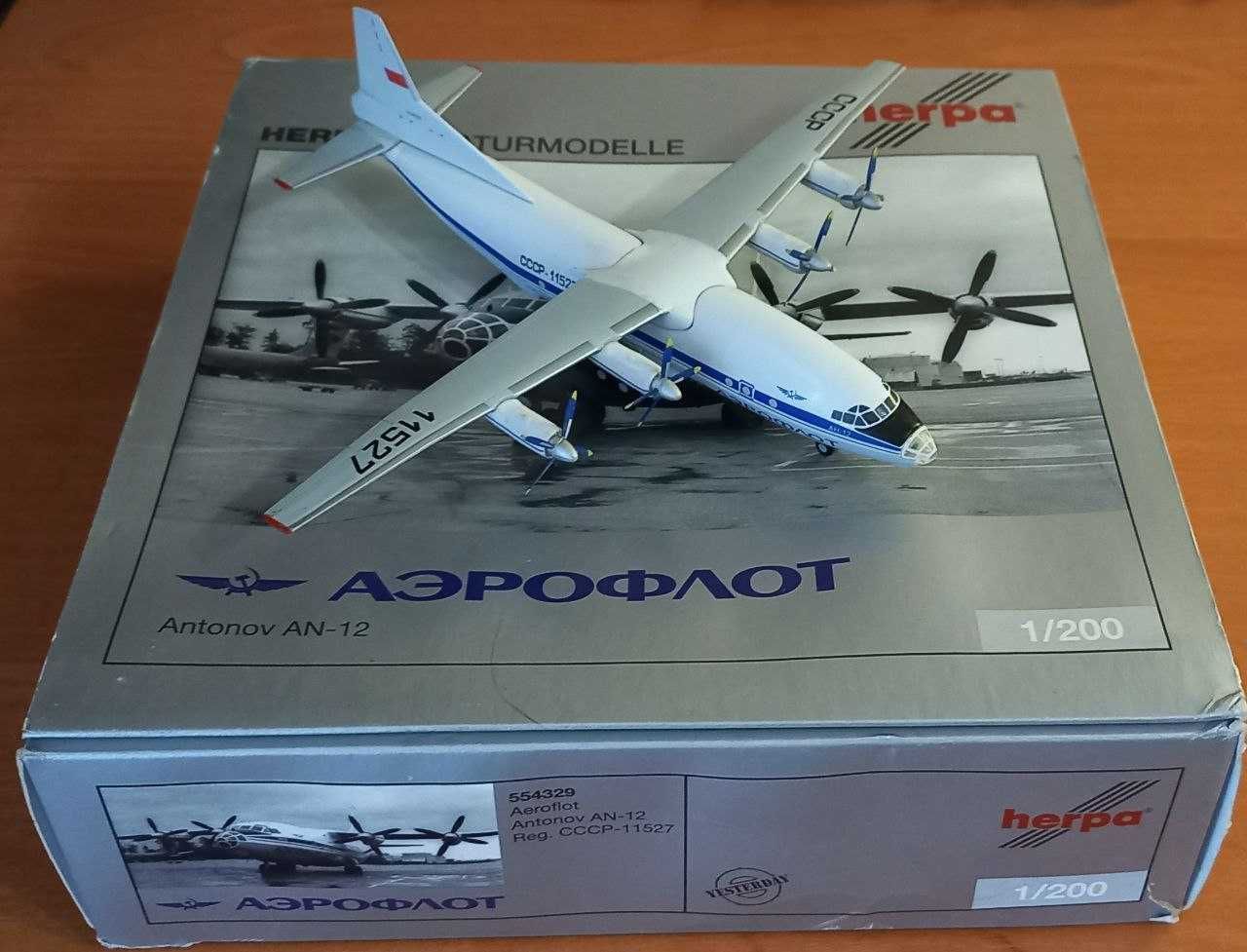 Модель самолета Ан-12 Antonov AN-12 Аэрофлот, 554329, Herpa 1:200