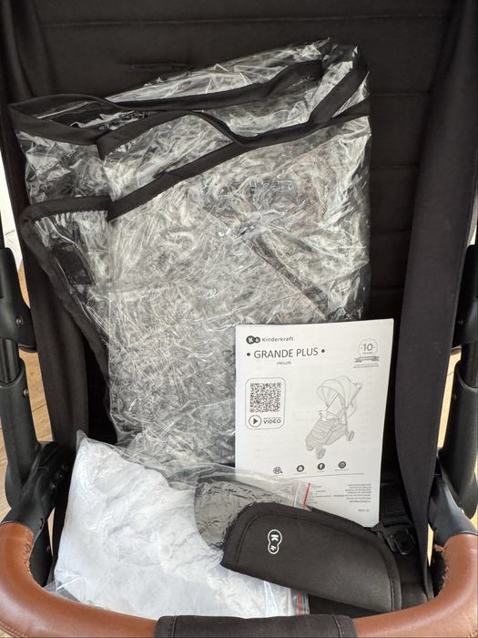 Wózek spacerowy Kinderkraft GRANDE PLUS czarny z brazową rączką