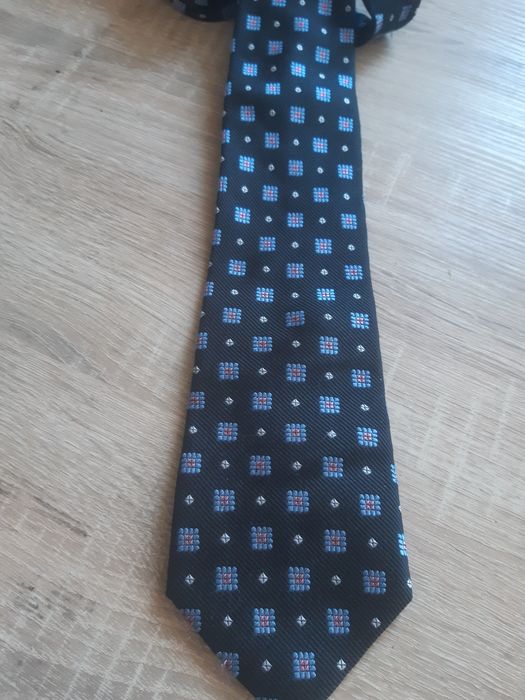 Czarny jedwabny premium krawat Wólczanka w kwadraty klasyczny model