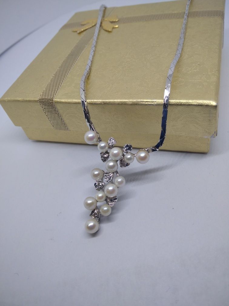 Złoty naszyjnik z perłami i diamentami białe zlotoy 585  316