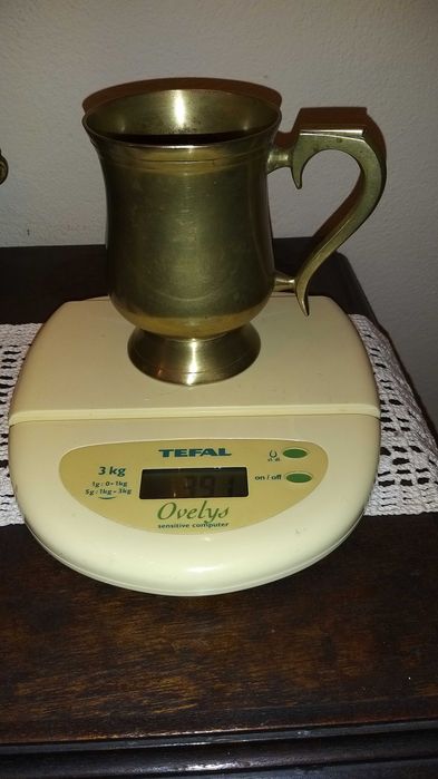 caneca em bronze muito antiga