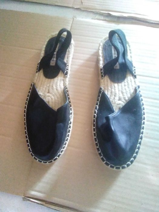 Vários pares sandálias