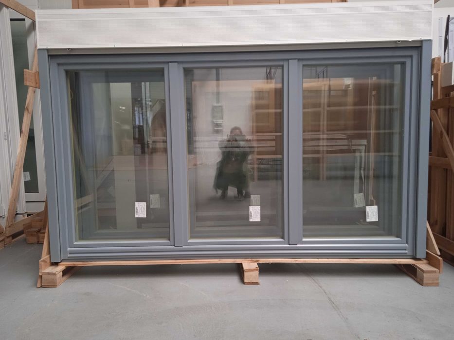 Okno drewniane 2920xh1650 z roletą  RAL 9016/7000