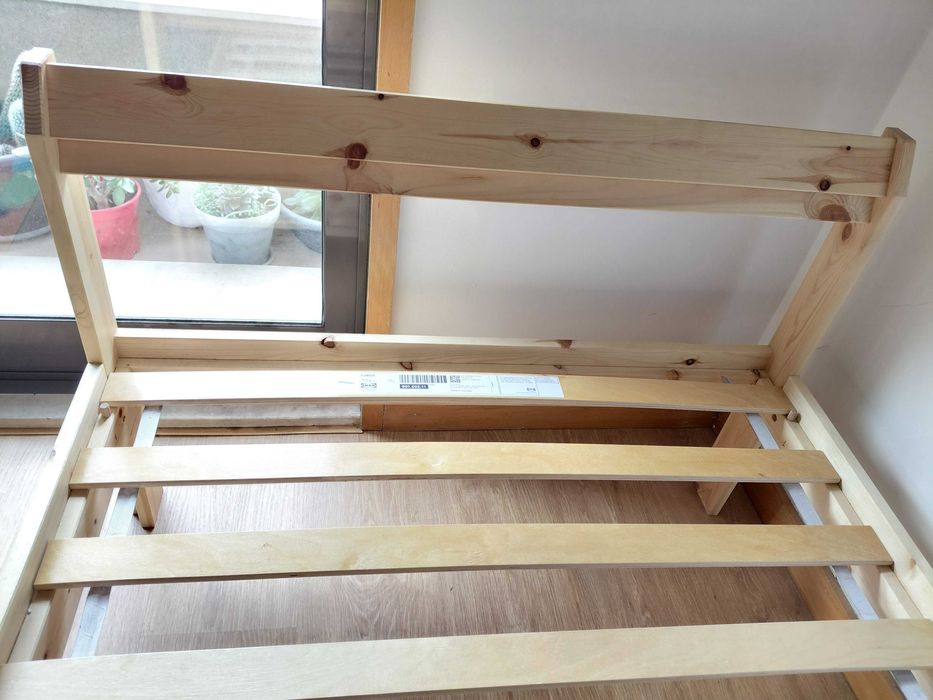 Cama solteiro de pinho impecável