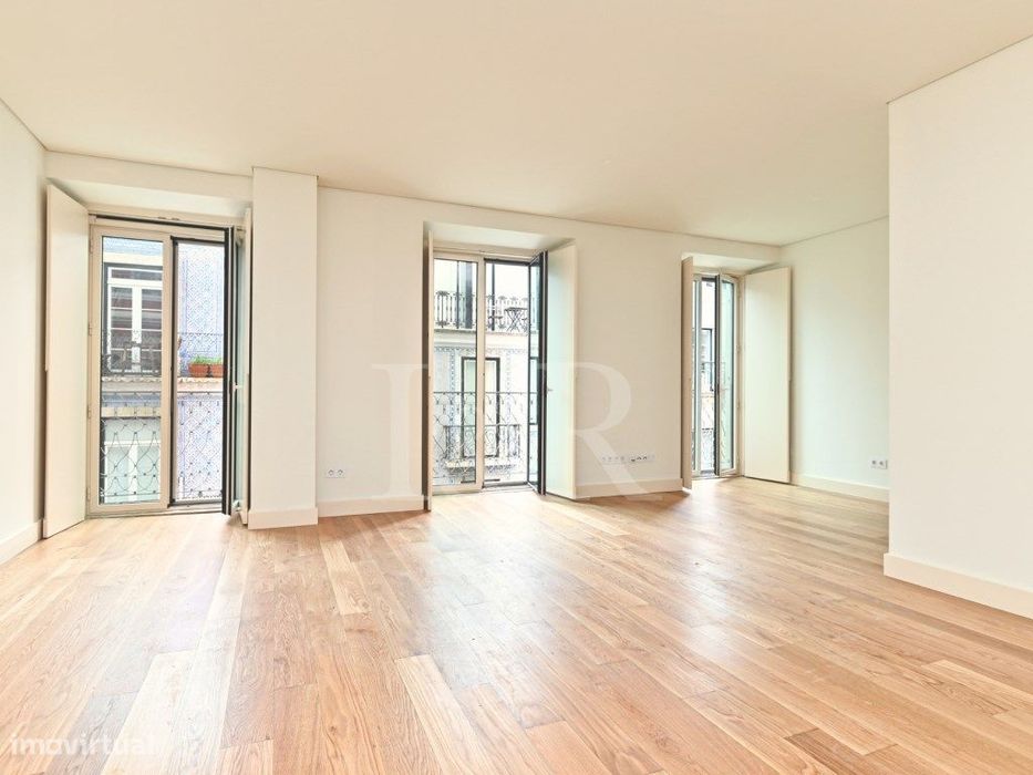 Apartamento T2 com varandas em São Bento, Lisboa