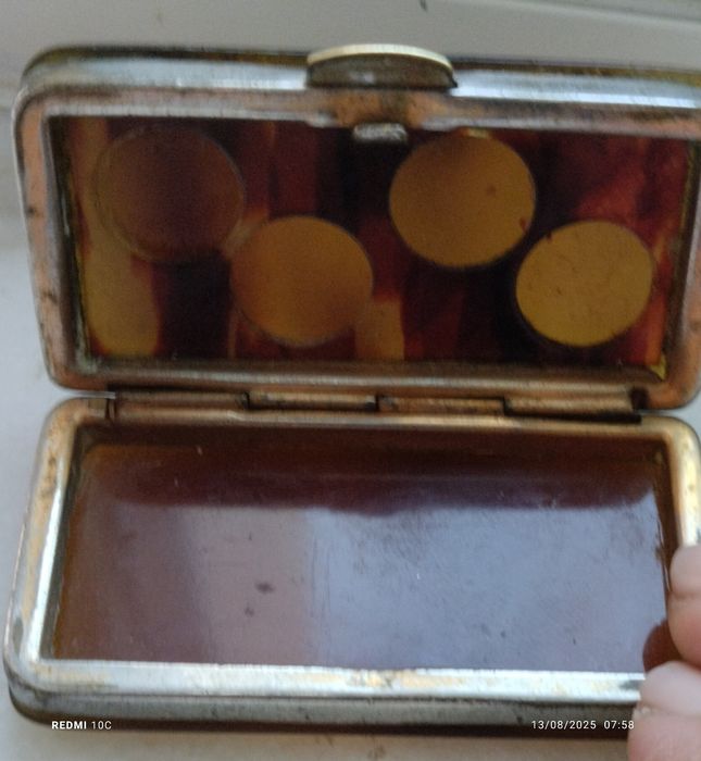 Caixa antiga para comprimidos feita em África