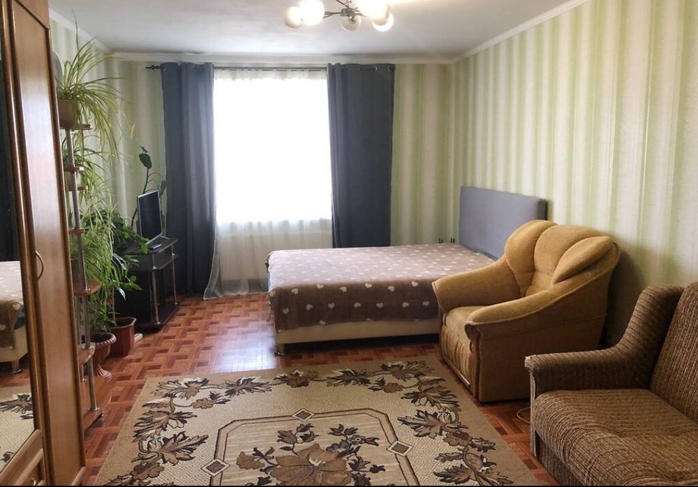 1к на Виставці поряд з парком