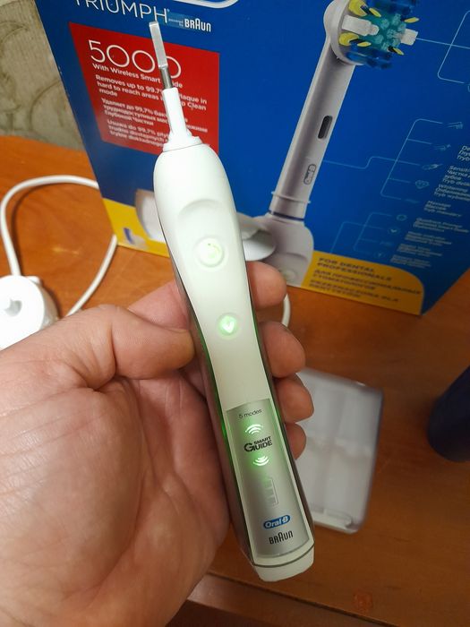 Продам электрическая зубная щетка Oral-B