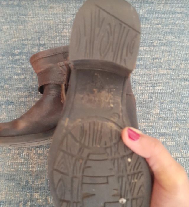 Botins de couro marrom