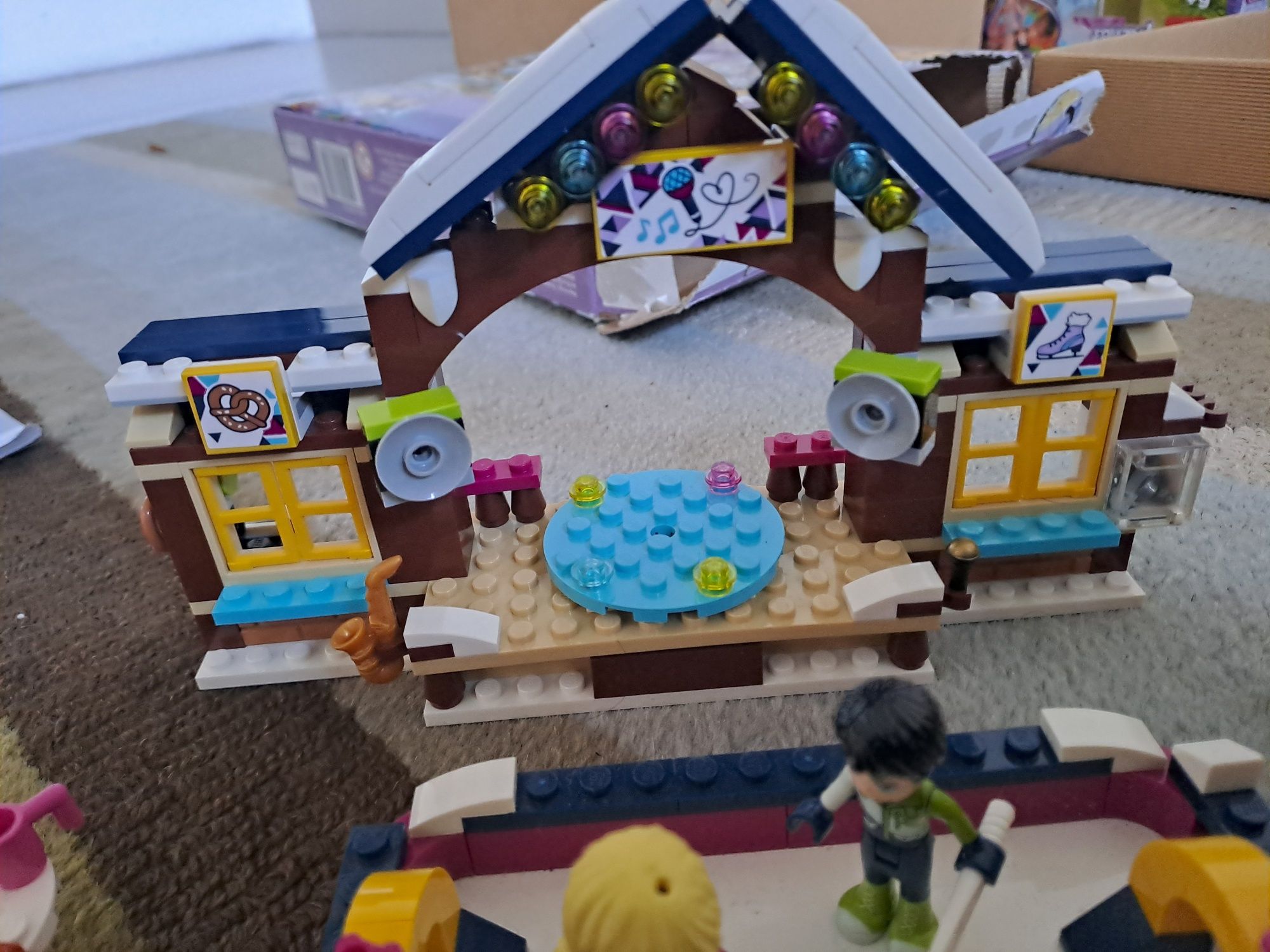 LEGO Friends 41322 lodowisko w zimowym kurorcie